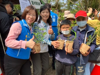由新竹分署夏榮生分署長贈送臺灣原生種苗木 (新竹分署提供)